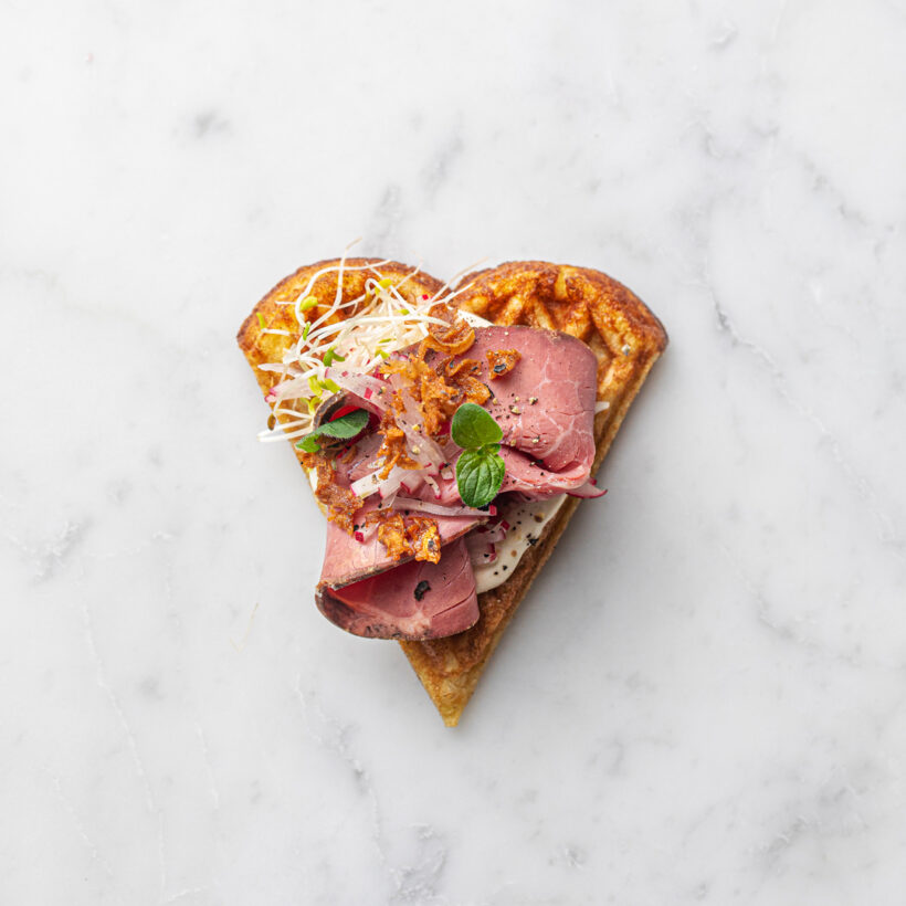 3 Lunsjvaffel med Roastbeef pepperrotrømme og stekt løk