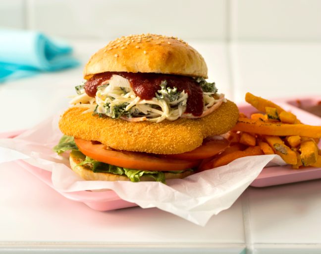 Kyllingburger med cole slaw og spicy saus