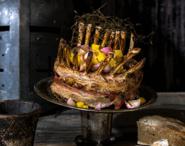 Lammekrone med Eldhusrøkt bacon, beter og rotgrønnsaker