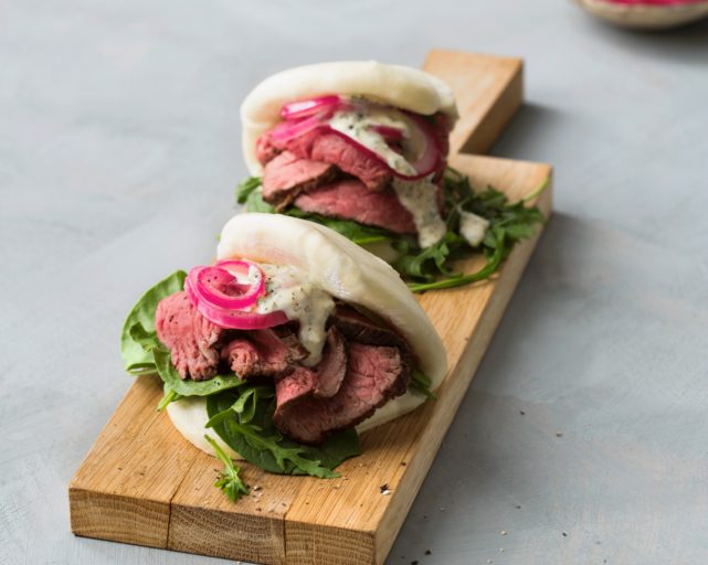«Steambuns møter roastbiffsmørbrød»: Steambuns med roastbiff, remulade, salat og syltet rødløk