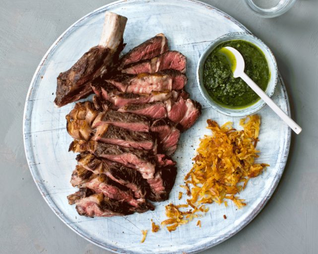 Entrecôte med ben servert med hash browns og chimichurri