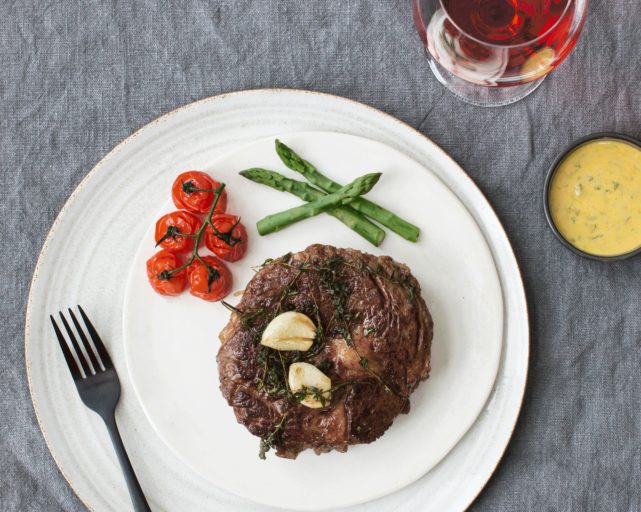 Restaurantentrecôte ”Brasserie-style” med aspargesbønner, bearnaisesaus og bakte tomater