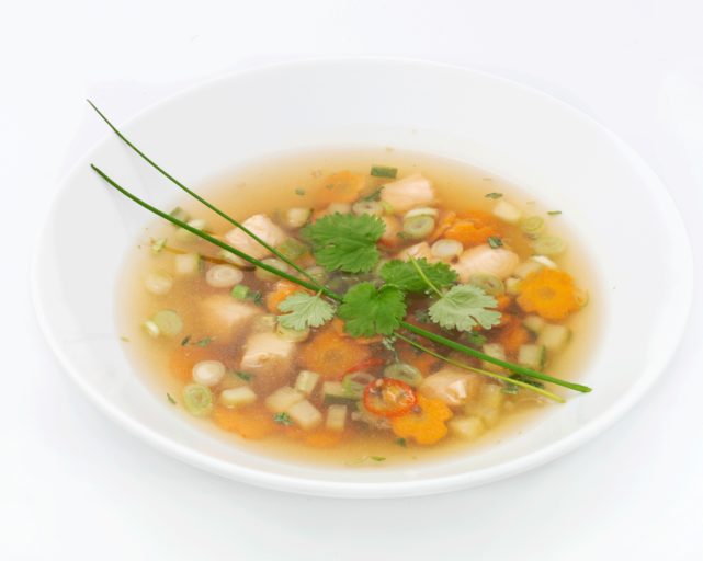 Klar asiatisk fiskesuppe med lakseterninger