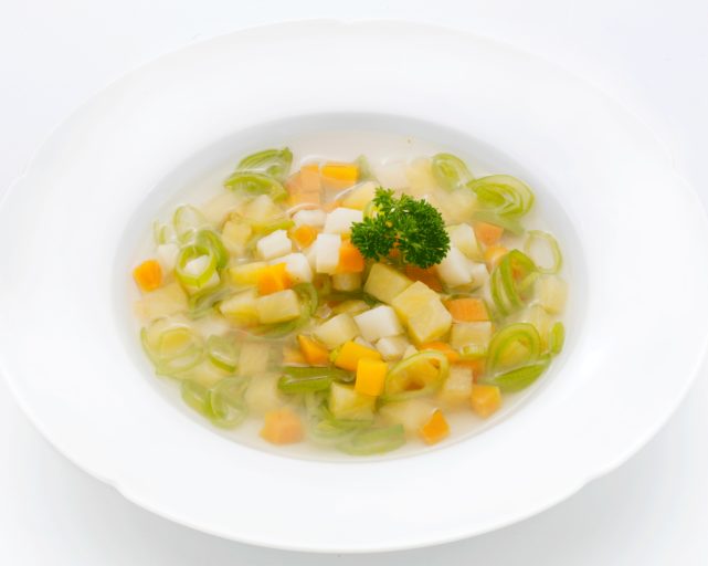 Klar grønnsaksuppe med kuvertbrød