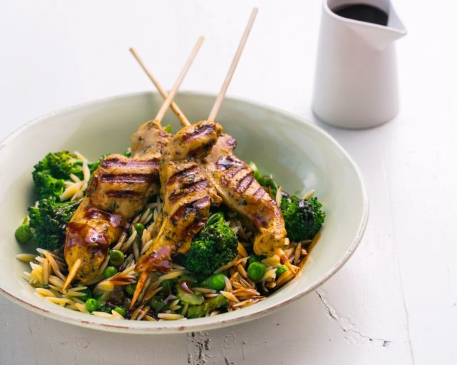Kylling grillspyd satay med risoni-salat