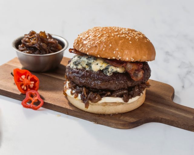 Dude-burger med tørrhengt storfekjøtt, bacon, blåmuggost og karamellisert løk