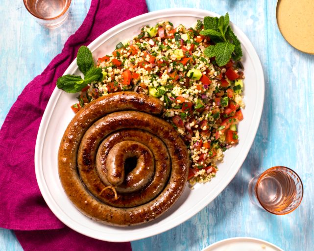 Lammepølse med manchego og oliven servert med tabbouleh og tahinidressing