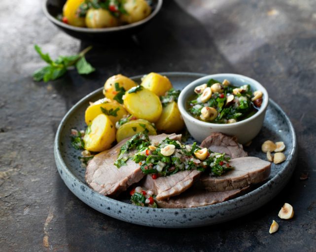 Lammestek med sjy servert med urte- og potetsalat
