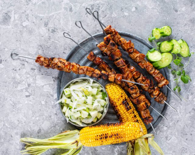 BBQ-Grillspyd med svinekam, grillet mais og agurk-, fennikel- og eplesalat