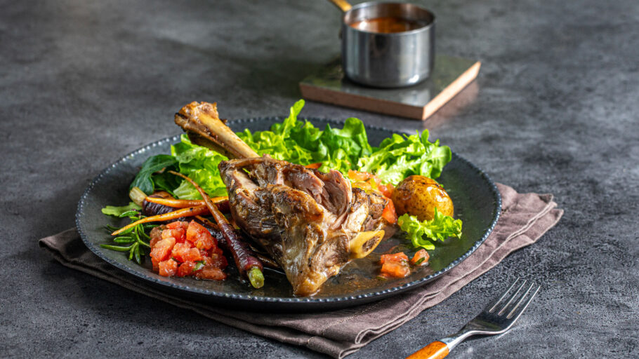 Bogknoke av ungsau tomatconcass salat og grillede gulrøtter