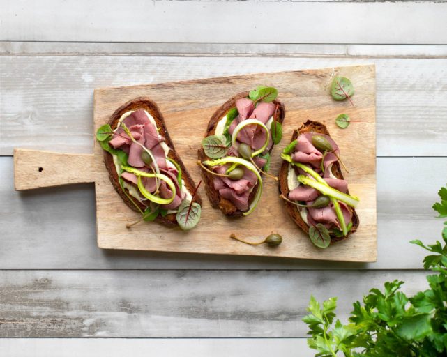 Bruschetta med roastbiff, aioli og asparges