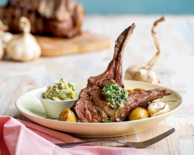 Entrecôte av lam med kryddersmør og ristede småpoteter