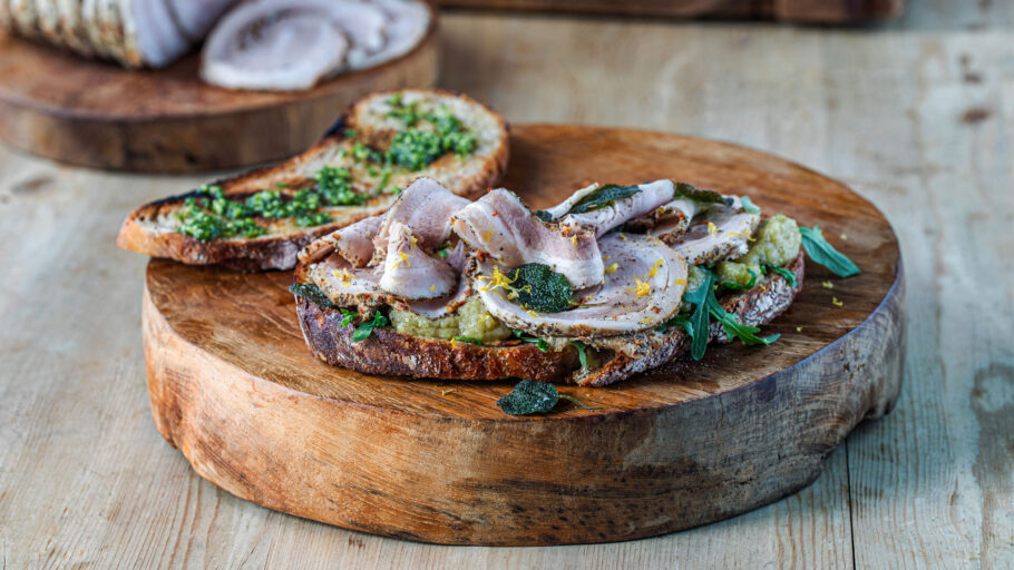 Gilde Porchetta sousvidekokt på ristet landbrød med auberginepuré fritert salvie og sitronzest
