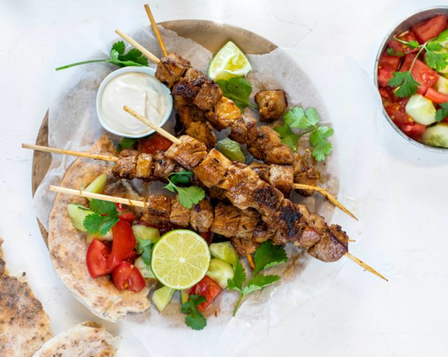 Kebabspyd med pita, agurk- og tomatsalat og hummusdressing
