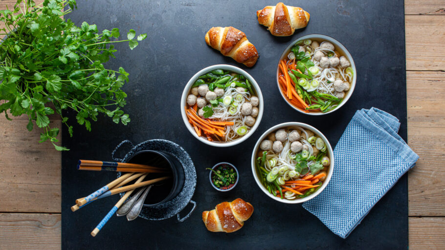 Klar ramen style nudelsuppe med Korean salt bread
