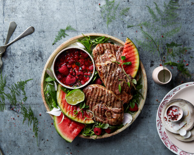 Lammelår i skiver med sommersalat og bringebærsalsa