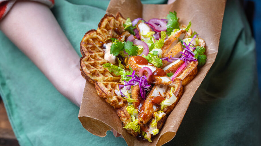 Lunsjvaffel med Diablo Tender hjertesalat syltet rødløk hoisinsaus og srirachamajones hender