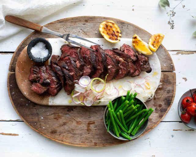 Slakterbiff med aspargesbønner crudité og grillet sitron