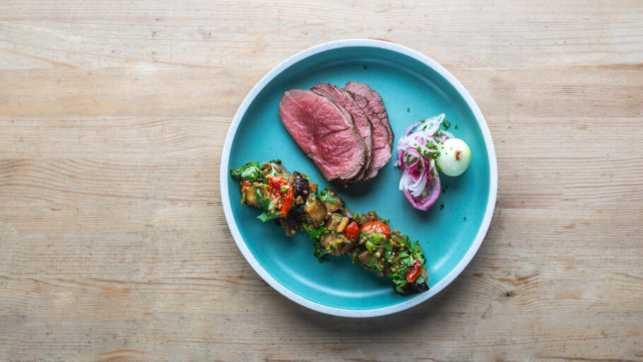 Ungsau Flatbiff med misobakt aubergine pickled perleløk og tomatsalsa