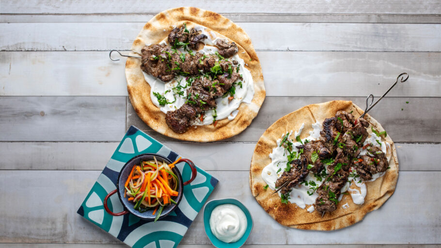 Ungsau Flatbiff på spyd på middelhavsbrød med fetaostkrem og syrlig grønnsakscrudite