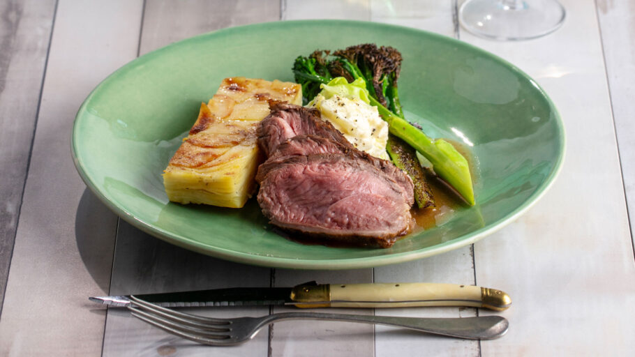 Ungsau Mørbrad med selleristuet kål fyldig sjysaus anna potet og Brokkolini