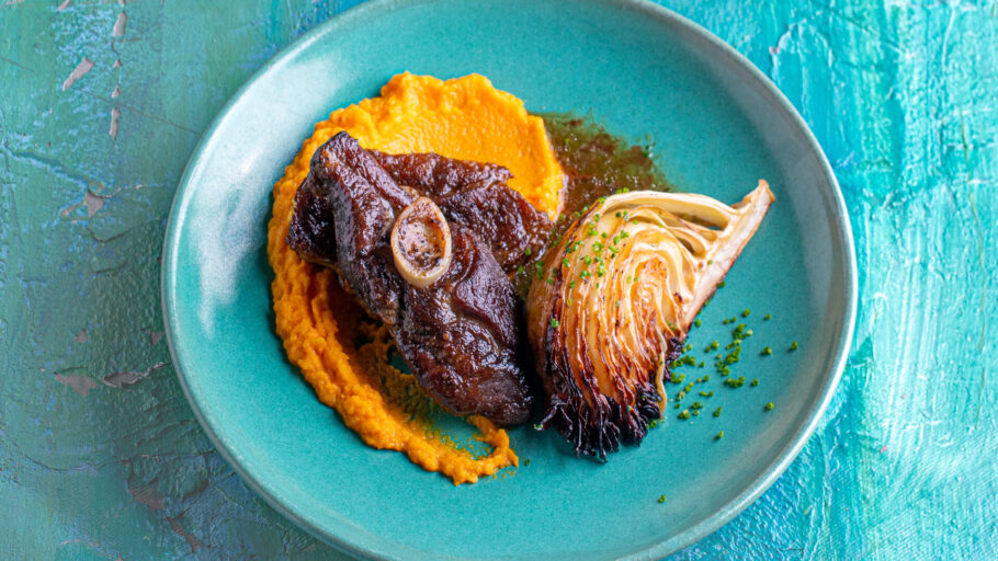 Ungsau bog i skiver braisert kål sjysaus og confitert hvitløk gulrotpure