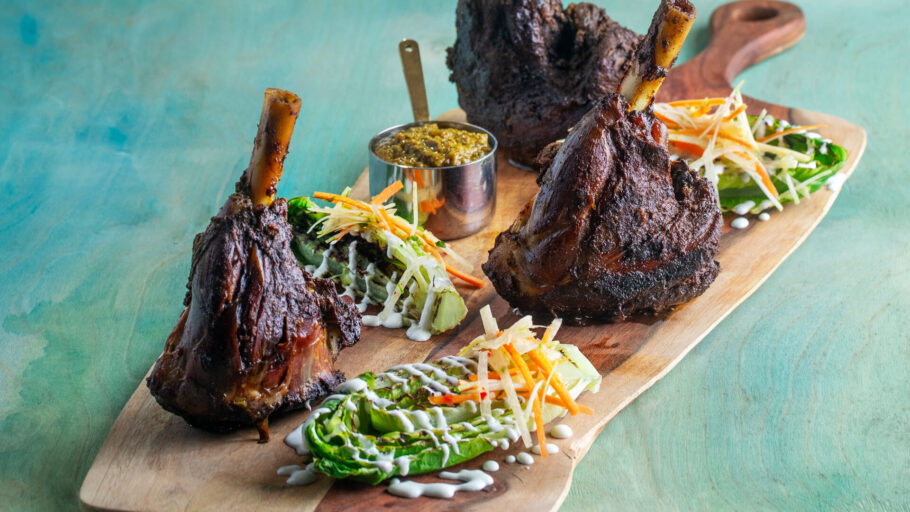 Ungsau curry bakt hel bogknoke grillethjertesalat crudité yoghurtdressing