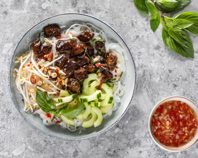 Vietnamesisk nudelsalat med biff - Bún Bò Xào