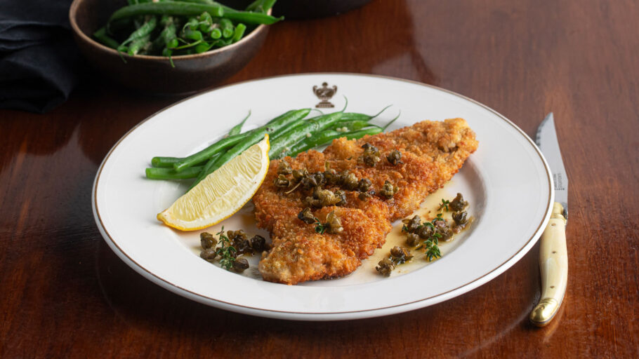 Wienerschnitzel med brunet ansjos sitrontimiansmør fritert kapers aspargesbønnesalat