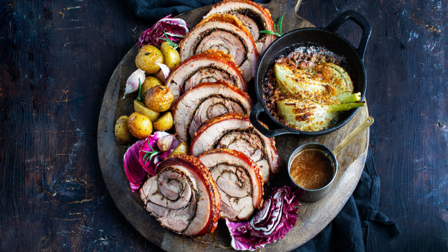 Porchetta med gratinert fennikel ovnsbakte poteter og rødvinssaus