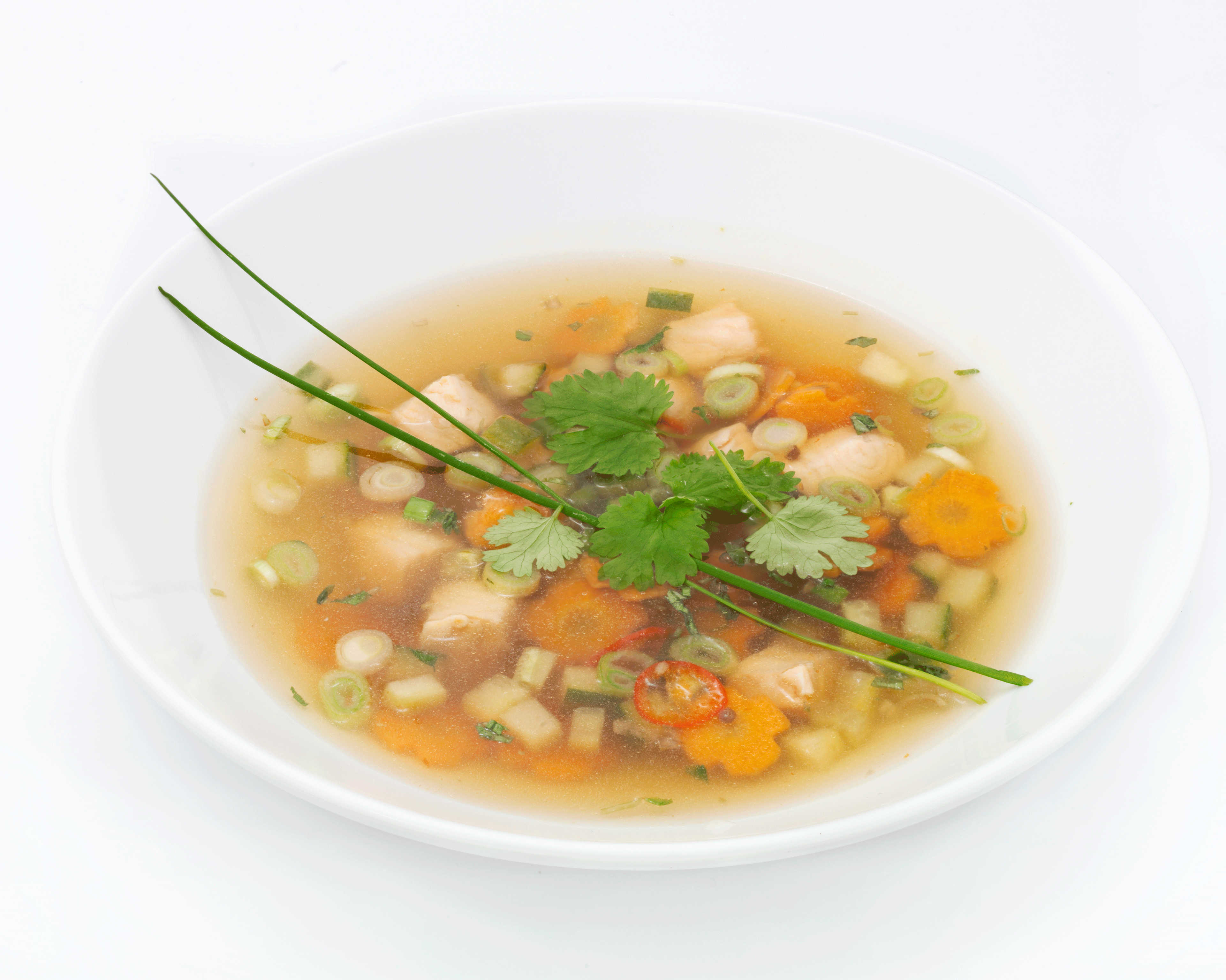 Klar asiatisk fiskesuppe med lakseterninger