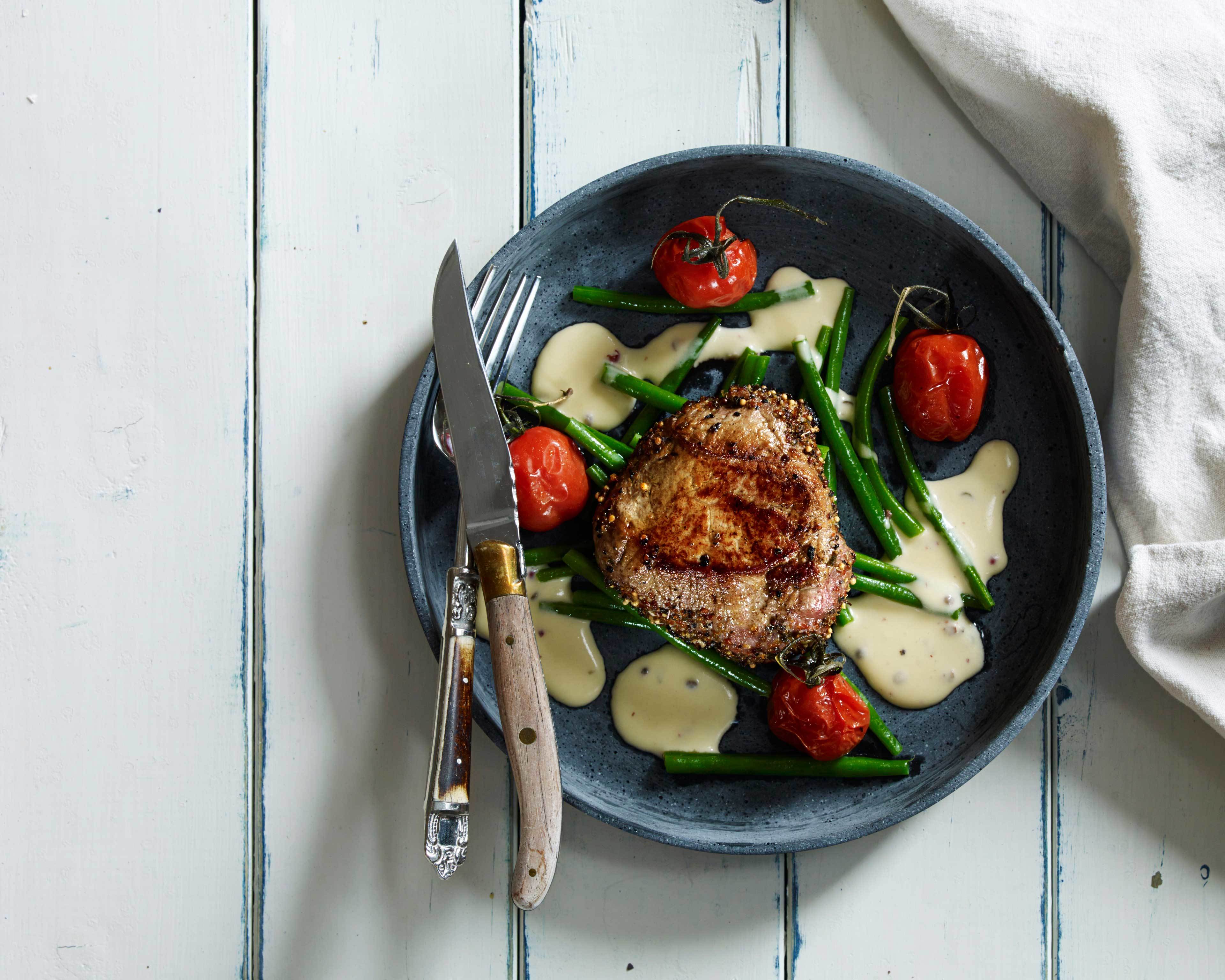 Pepperbiff av kalv med bakt potet og peppersaus