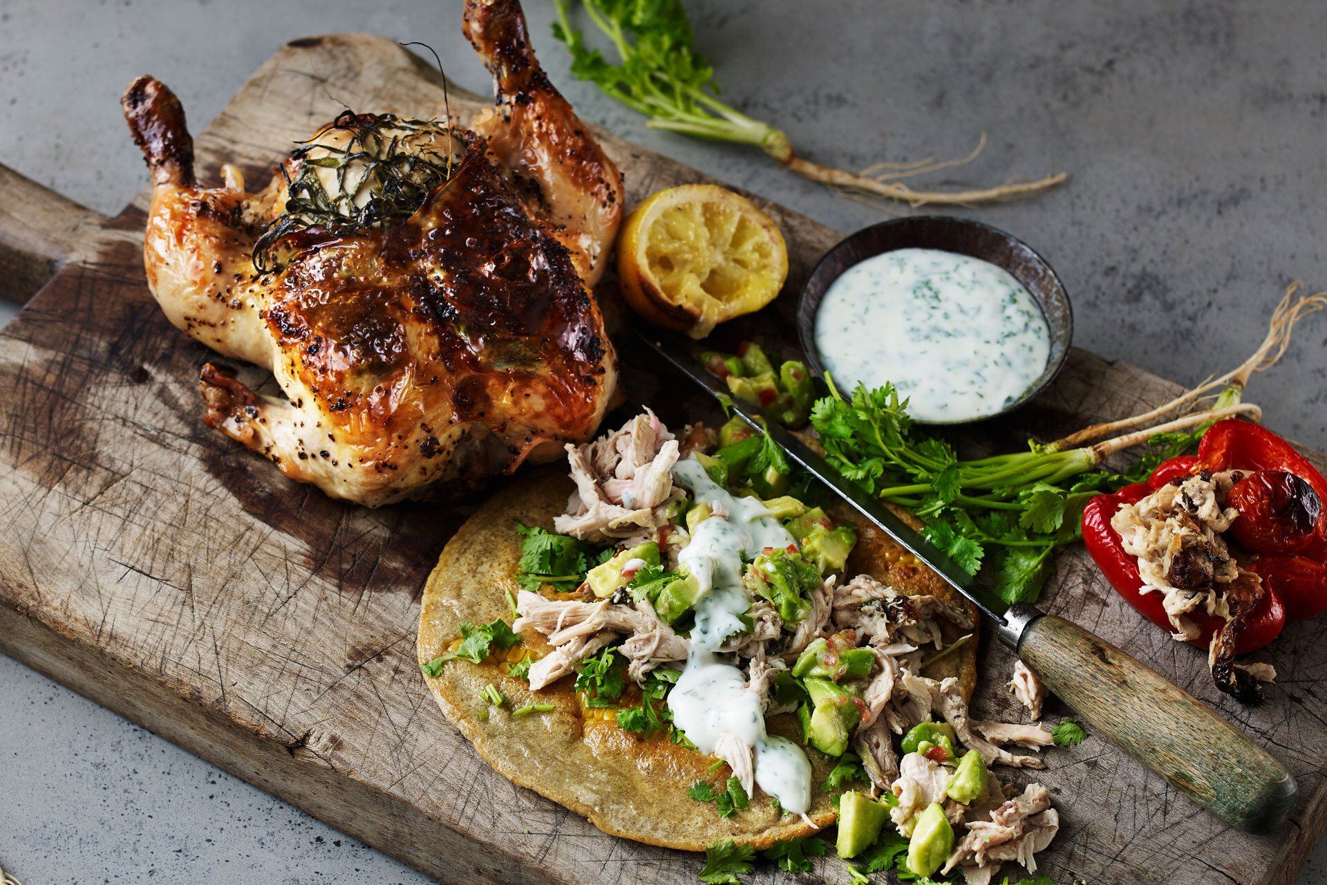 Shredded chicken på maispannekaker med guacamole og mynteyoghurt