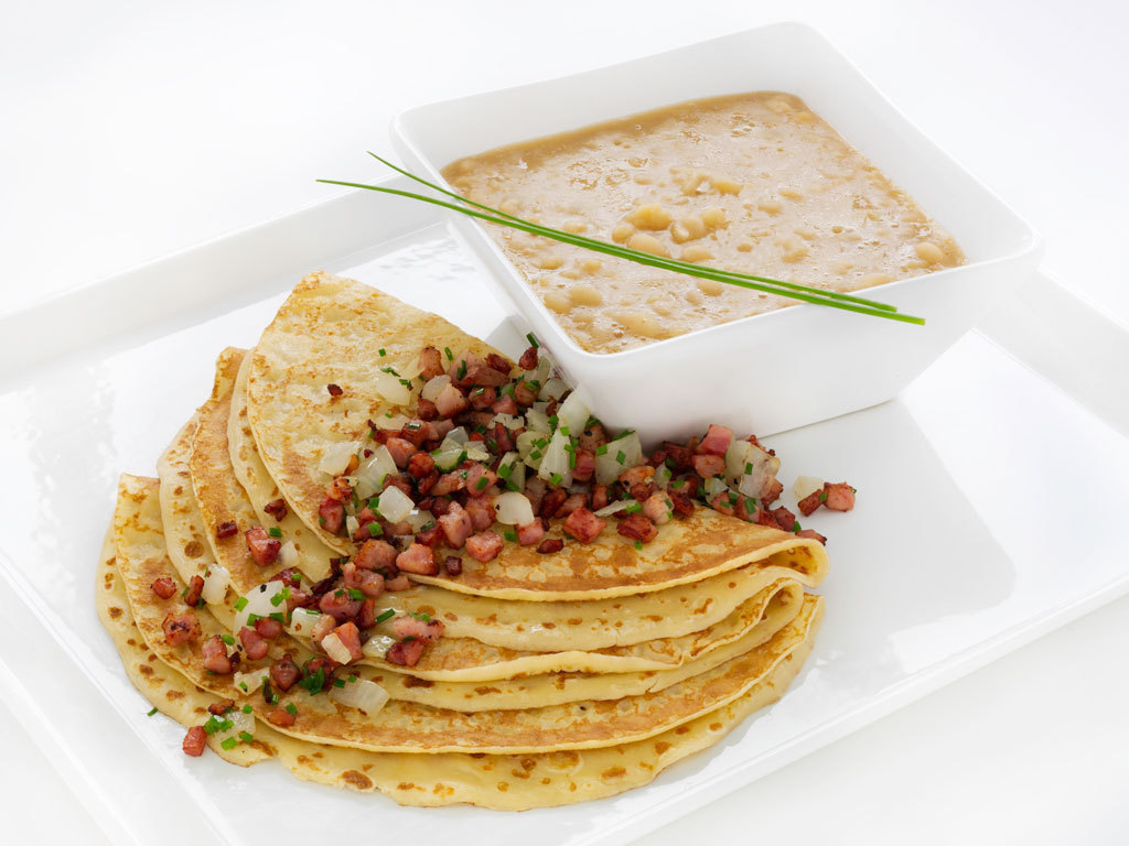 Pannekaker med ertesuppe og bacon