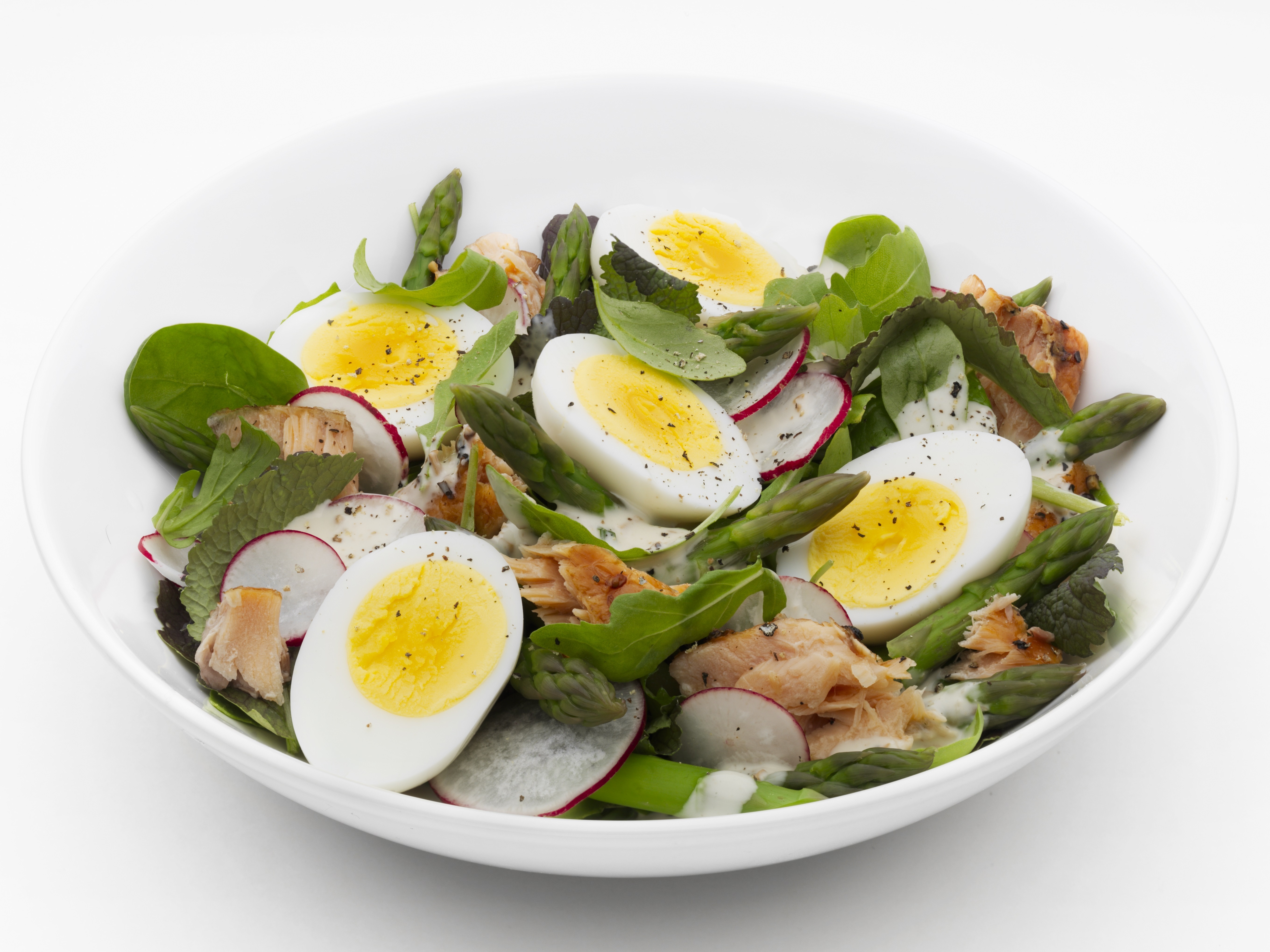 Cæsarsalat med asparges, varmrøkt laks og kokt egg