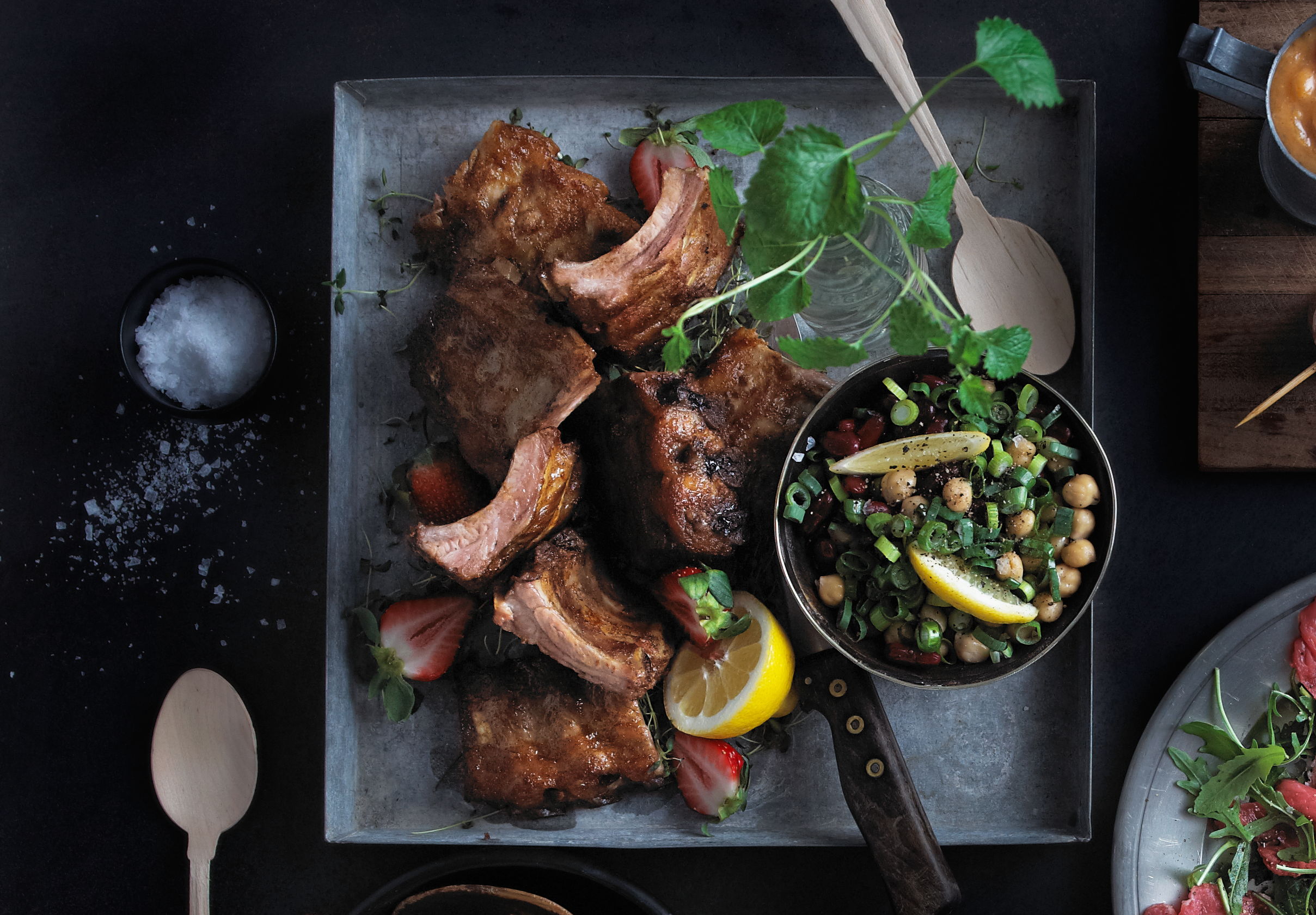 Spareribs med glace og bønnesalat