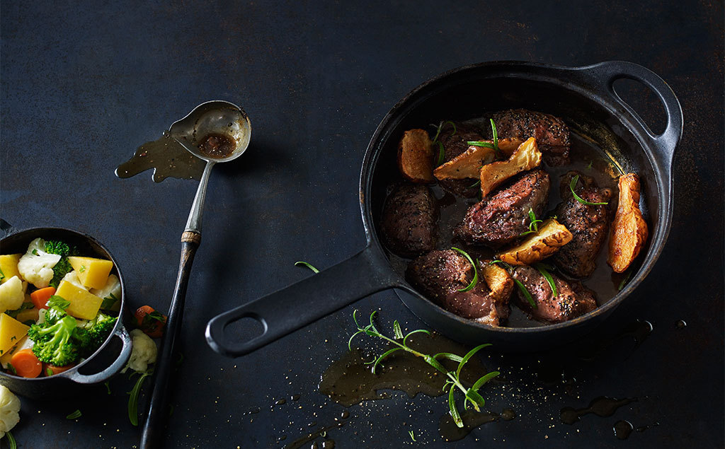Dudefood: Svinekjaker med syrlige grønnsaker og friterte jordskokker