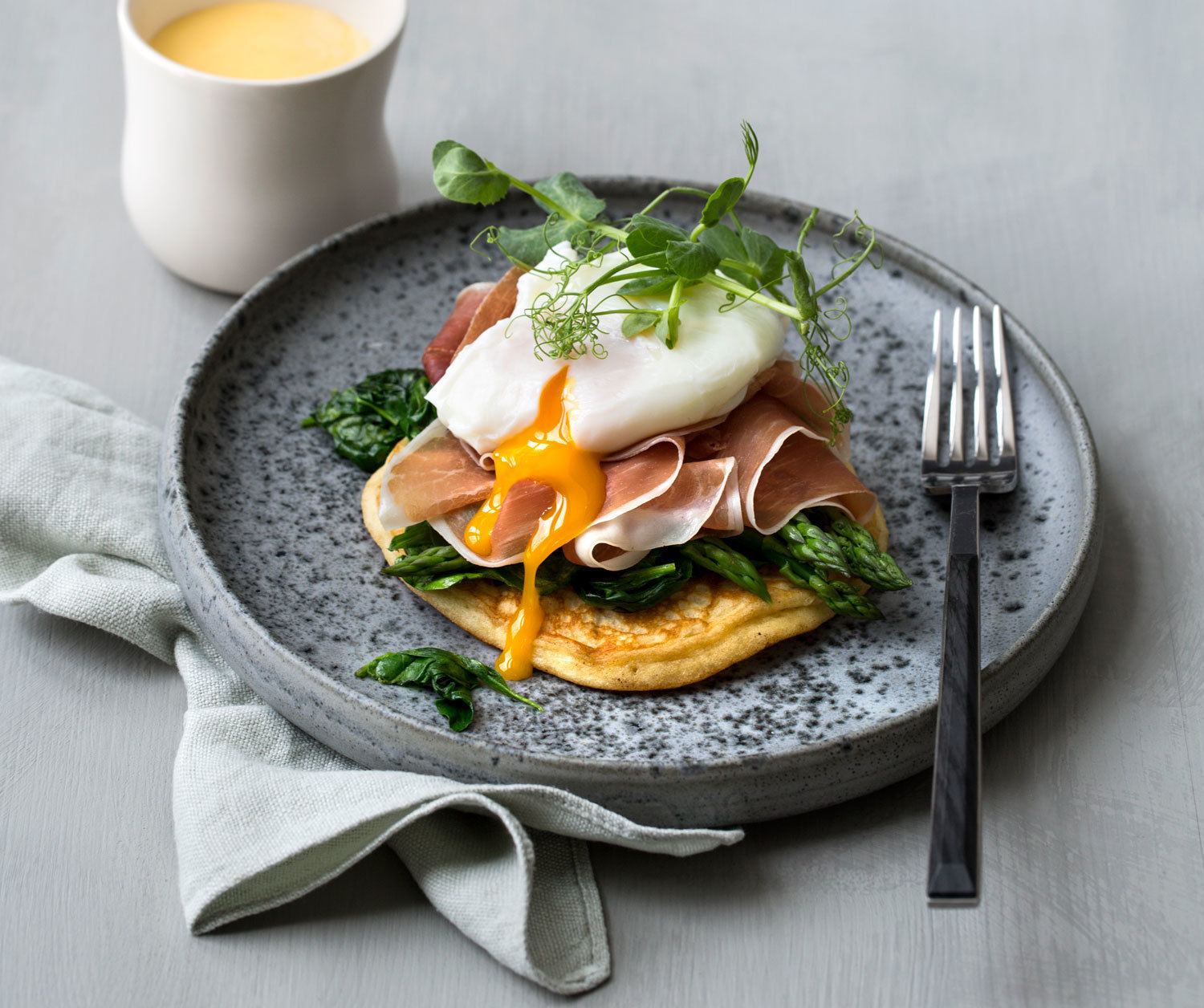 Egg benedict på svele med Tronfjell spekeskinke og asparges