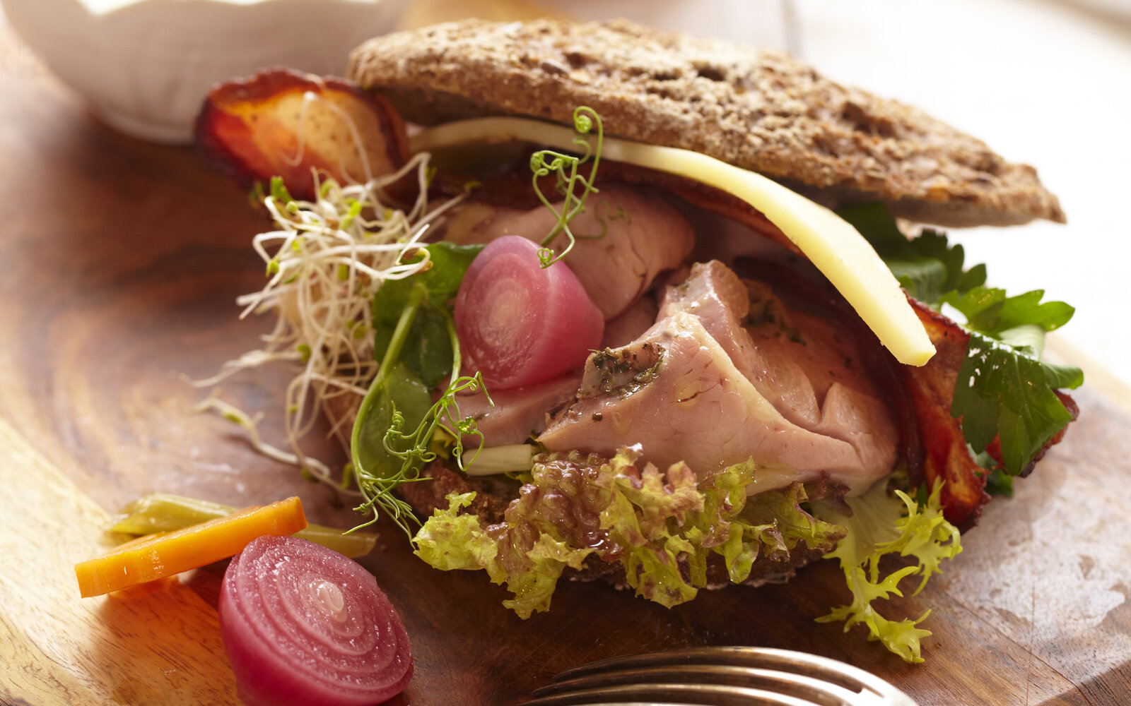 Kalkunsandwich med rugbrød, ost, bacon, pickles og… | Nortura PROFF