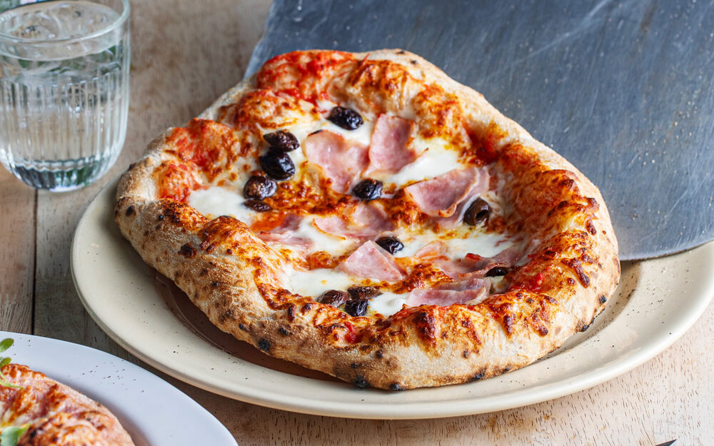 Pizza med skinke, mozzarella og oliven | Nortura PROFF